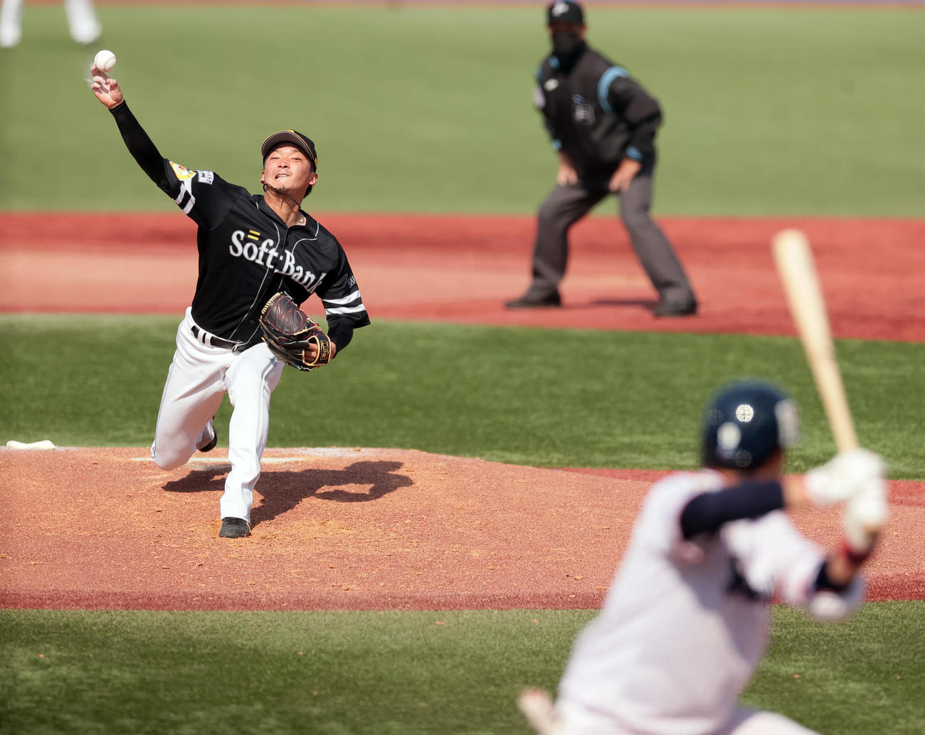 ヤクルト対ソフトバンク　力投するソフトバンク先発の東浜（撮影・野上伸悟）