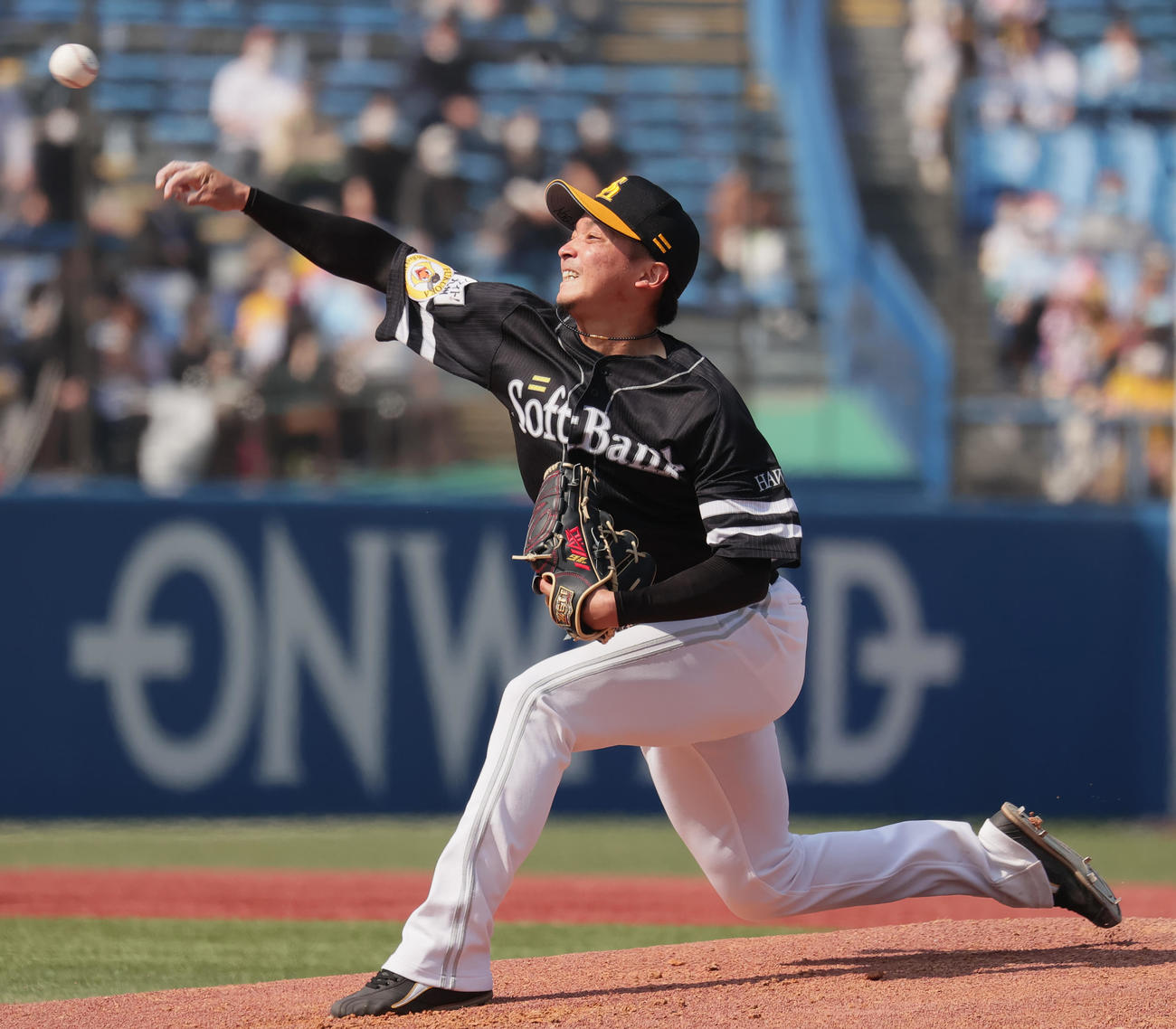 ヤクルト対ソフトバンク　力投するソフトバンク先発の東浜（撮影・野上伸悟）