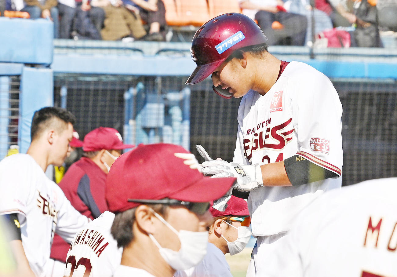 楽天対DeNA 5回裏、中前適時打を放った楽天黒川（右）はベンチへ戻りナインとタッチを交わす（撮影・滝沢徹郎）