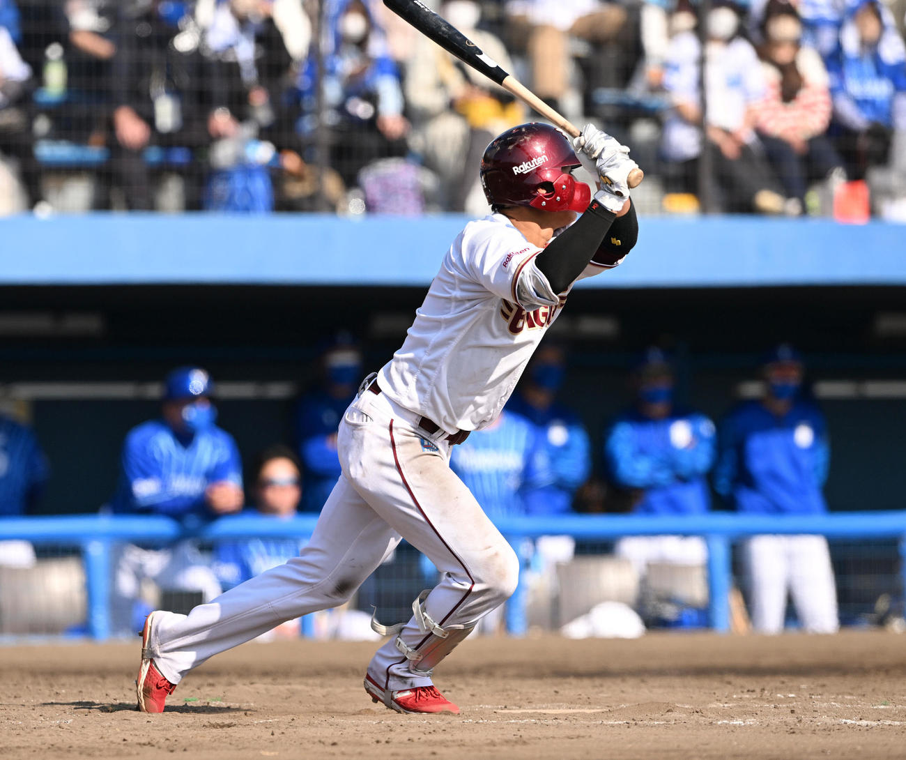 楽天対DeNA 5回裏楽天無死二塁、黒川は中前適時打を放つ（撮影・滝沢徹郎）