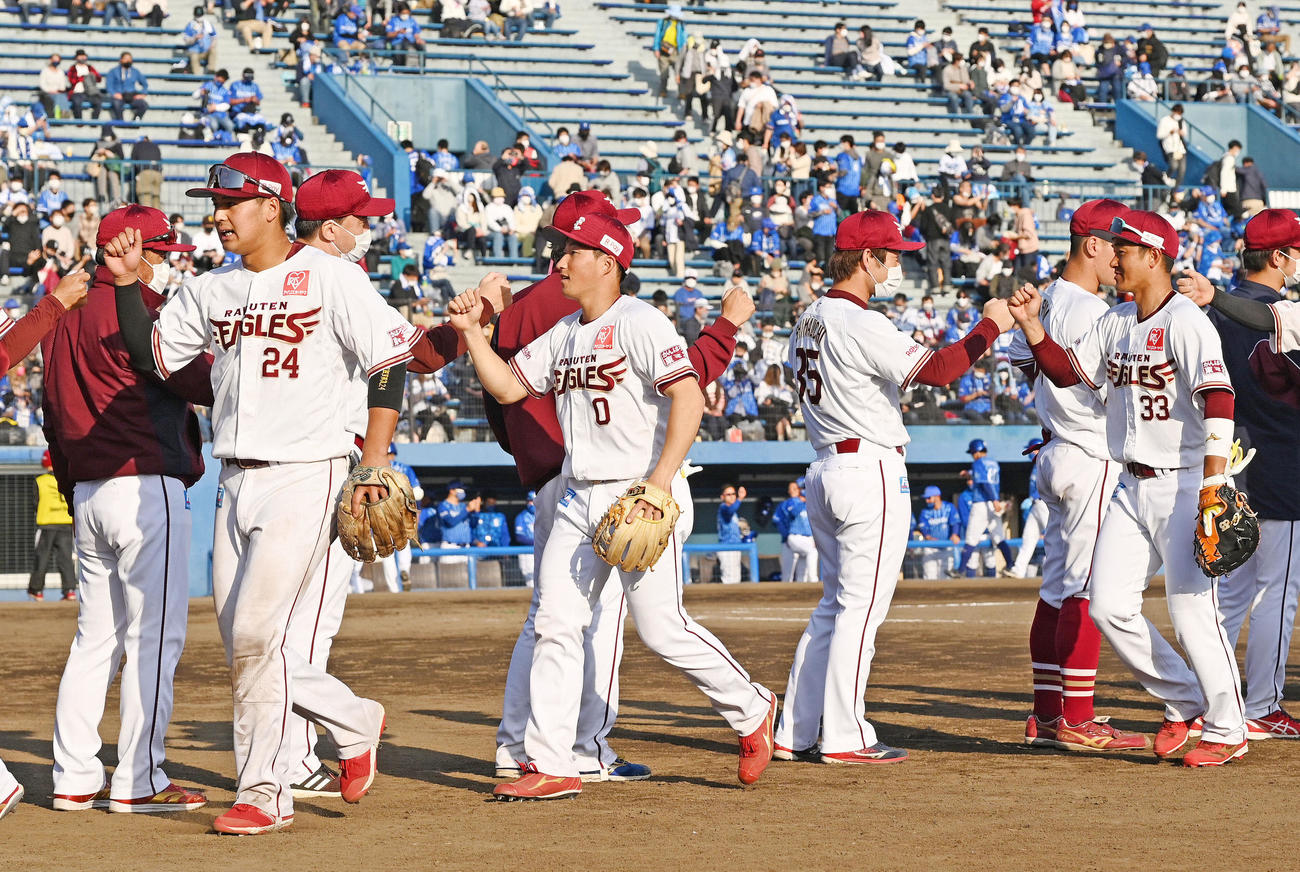 楽天対DeNA　試合に勝利しタッチを交わす楽天黒川（左から2人目）ら選手たち（撮影・滝沢徹郎）