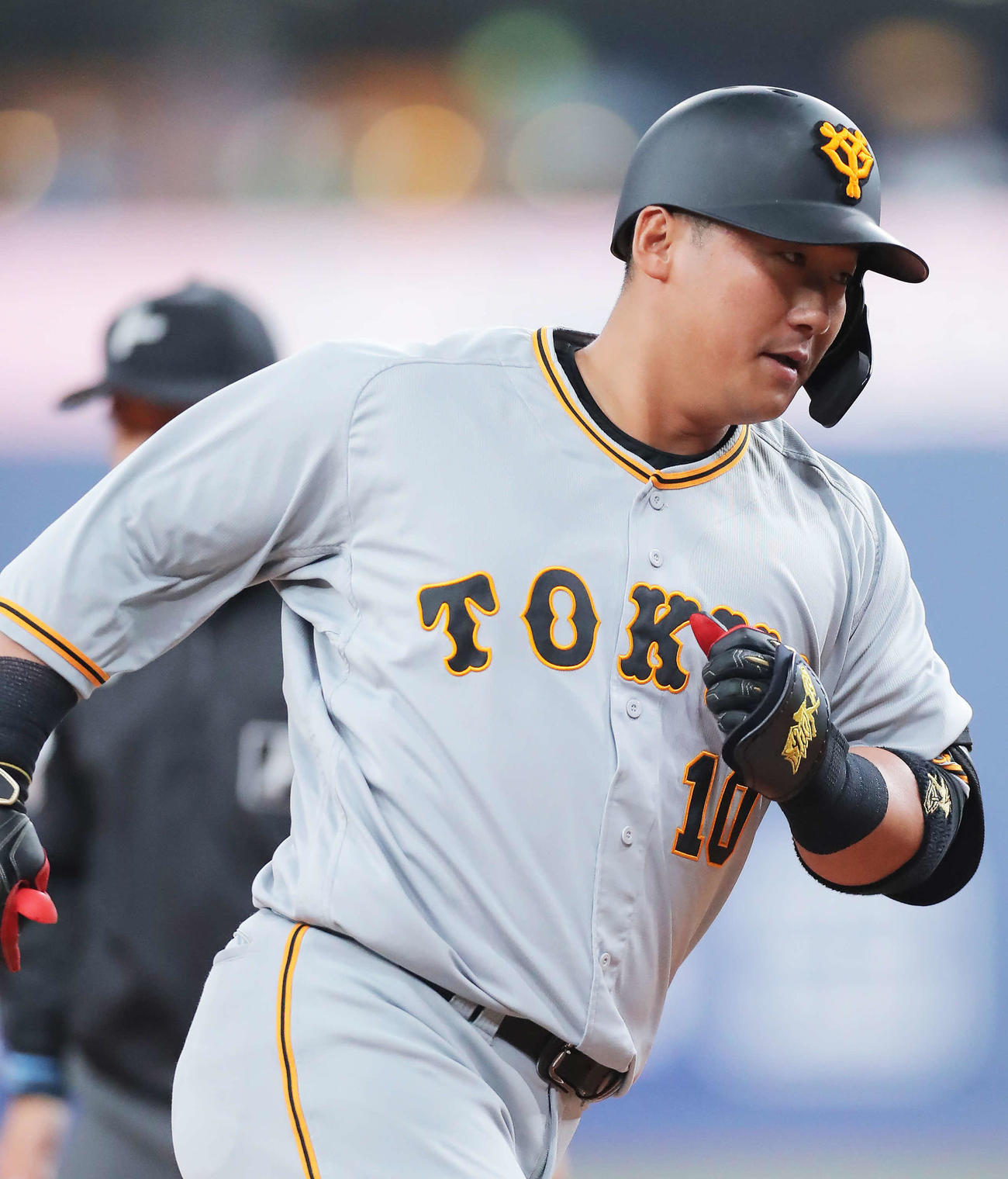 オリックス対巨人　2回表巨人無死、先制中越えソロ本塁打を放ち、三塁を回る中田（撮影・河田真司）