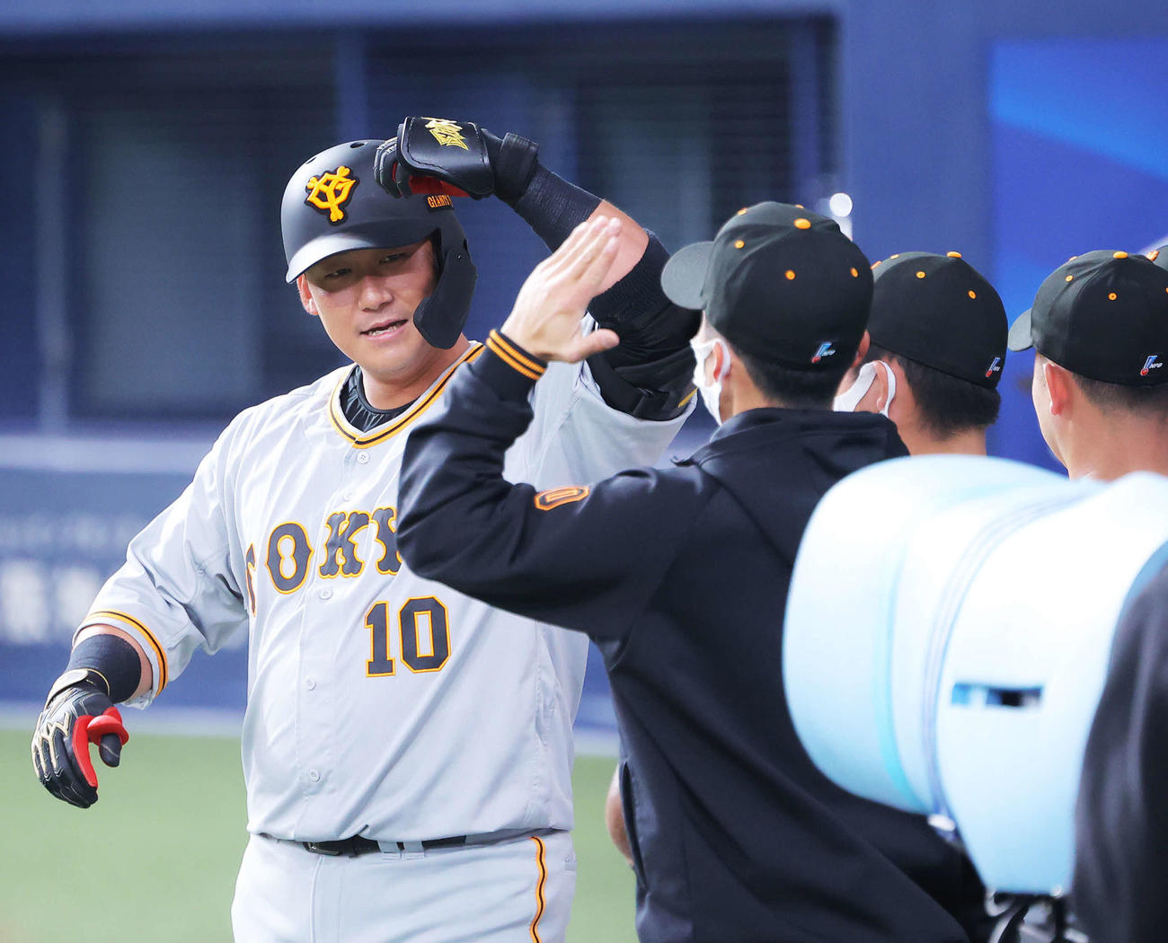 オリックス対巨人　2回表巨人無死、先制中越えソロ本塁打で生還しナインに迎えられる中田（左）（撮影・河田真司）
