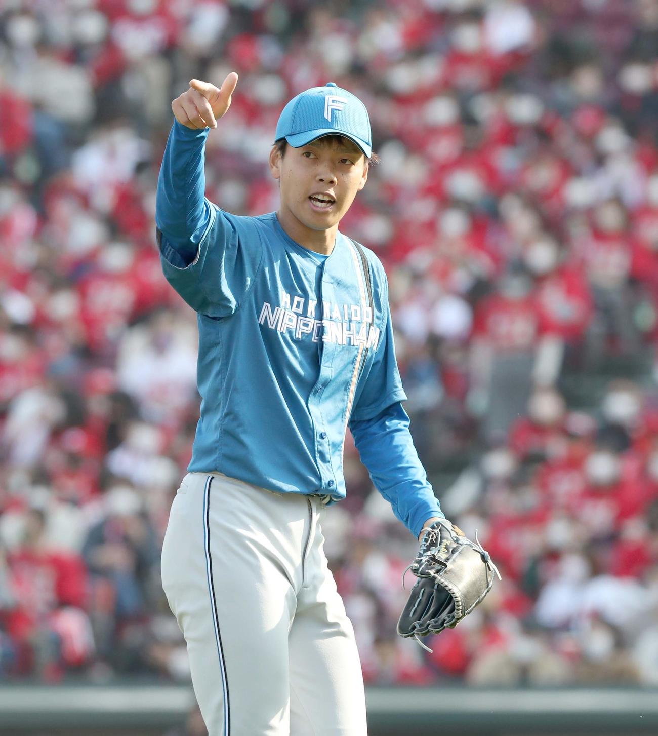 広島対日本ハム　8回に登板し無失点に抑える杉浦（撮影・黒川智章）