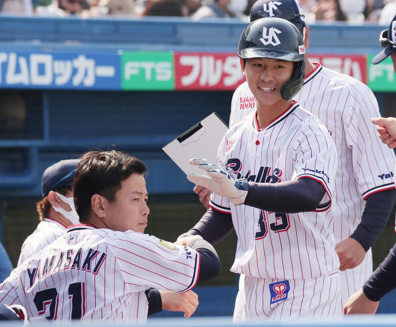 ヤクルト対ソフトバンク　1回裏ヤクルト2死三塁、右前適時打を放った内山壮（右）は、ナインに迎えられ笑顔（撮影・野上伸悟）