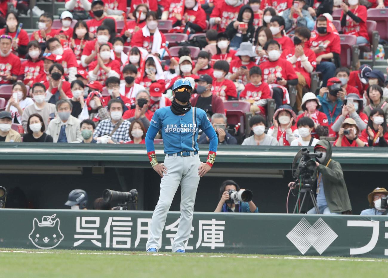 広島対日本ハム　1回表、一塁コーチャーを務める新庄監督（撮影・黒川智章）