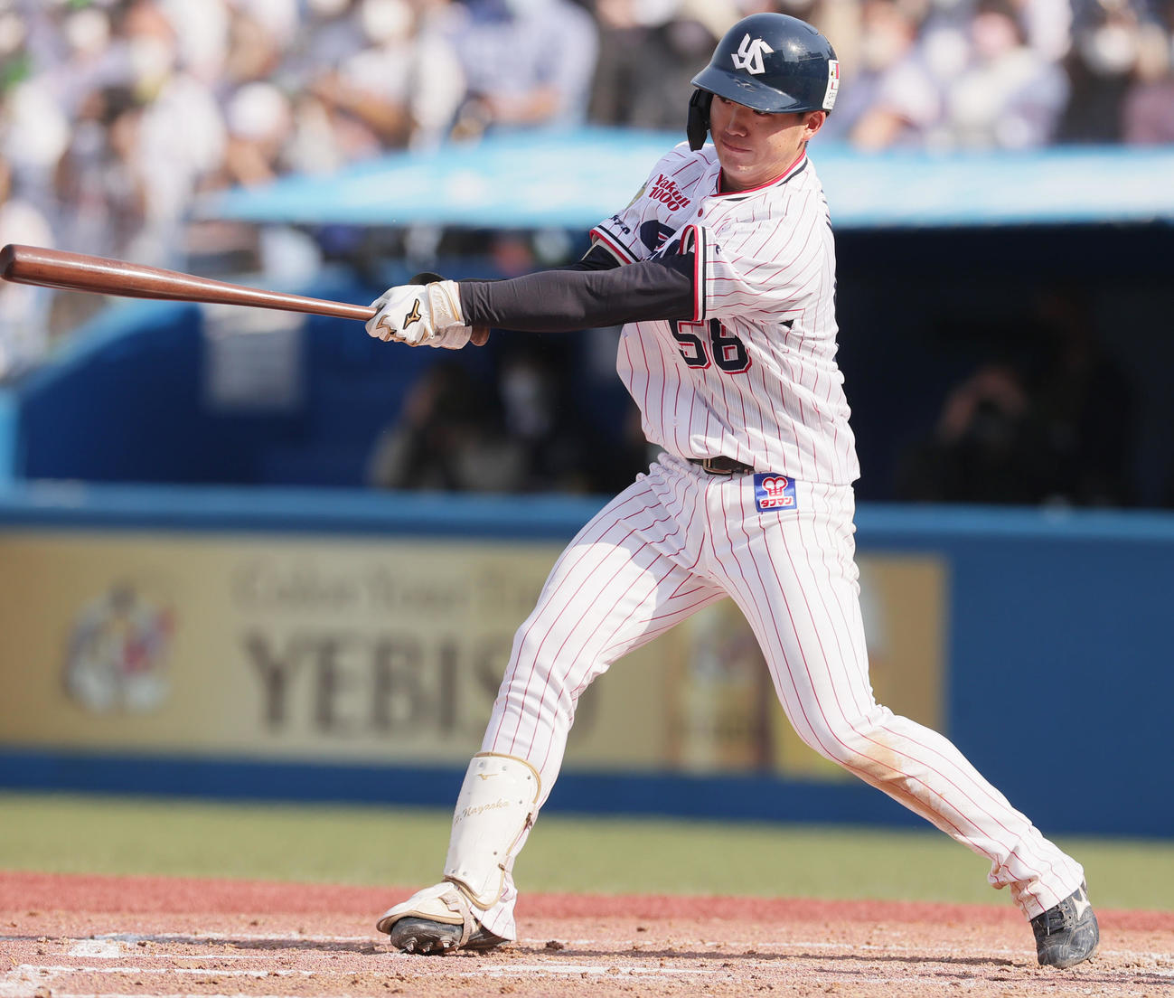 ヤクルト対ソフトバンク　3回裏ヤクルト2死三塁、中前適時打を放つ長岡（撮影・野上伸悟）
