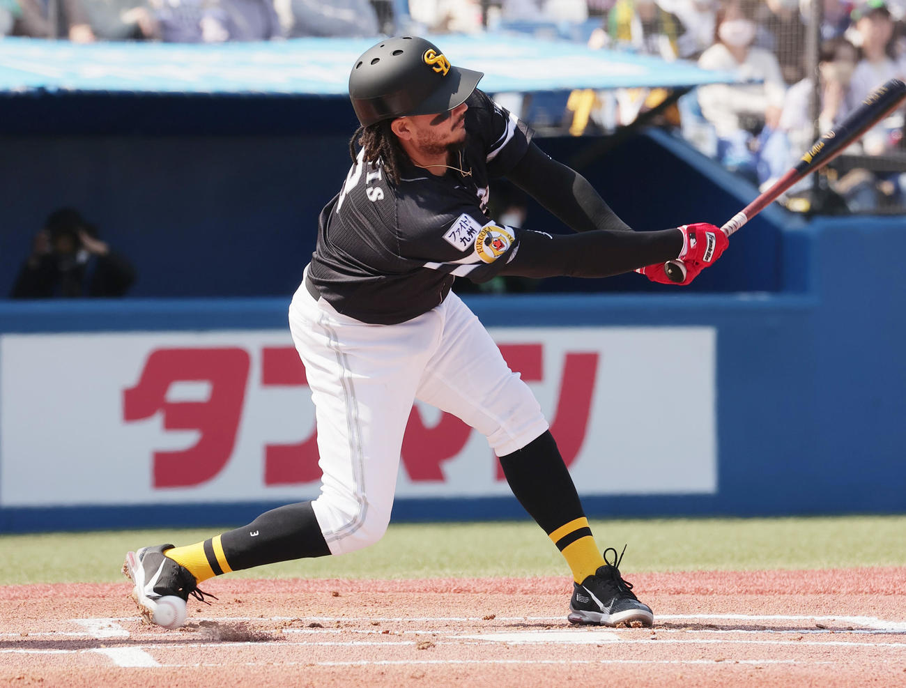 1回表ソフトバンク1死、空振り三振に倒れるガルビス（撮影・野上伸悟）