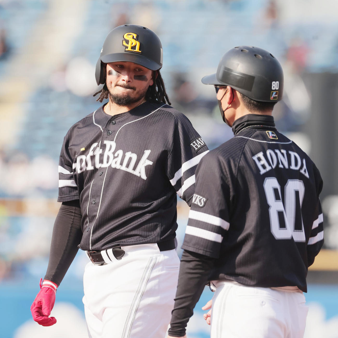 ヤクルト対ソフトバンク　5回表ソフトバンク2死一塁、四球で出塁するガルビス（撮影・野上伸悟）