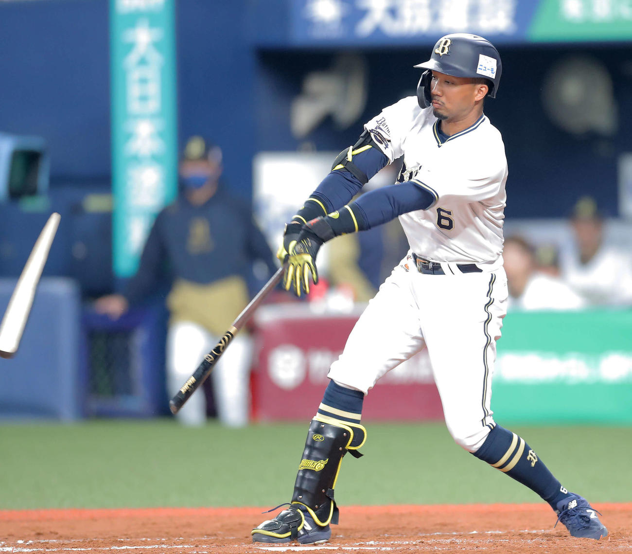 オリックス対巨人　3回裏オリックス1死二、三塁、中前逆転2点適時打を放つ宗（撮影・河田真司）
