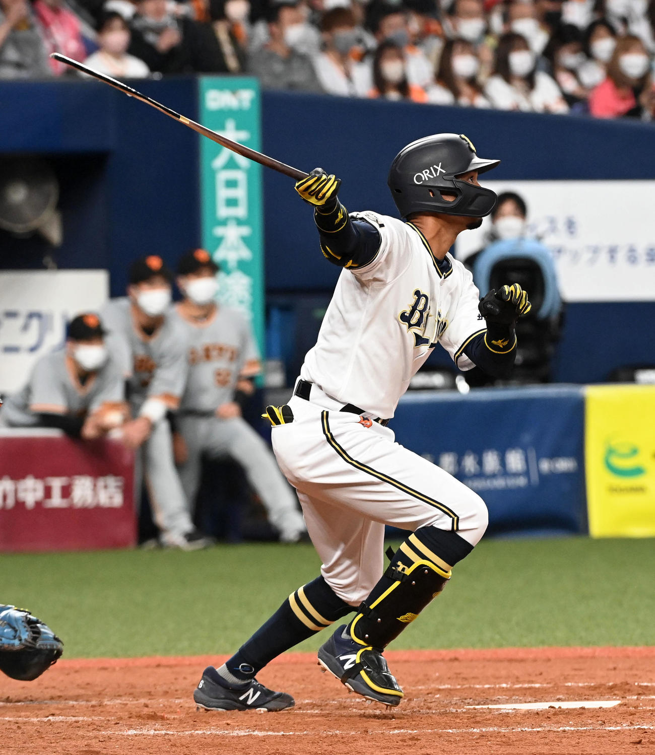 オリックス対巨人　3回裏オリックス1死二、三塁、宗は中前2点適時打を放つ（撮影・前岡正明）