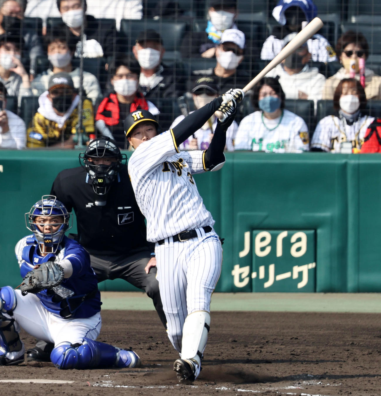 阪神対中日　5回裏阪神2死一、三塁、大山は左越え適時二塁打を放つ（撮影・加藤哉）