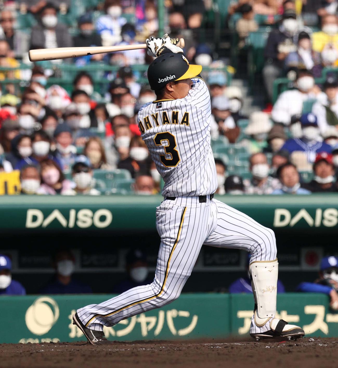 阪神対中日　5回裏阪神2死一、三塁、左翼線へ適時二塁打を放つ大山（撮影・上田博志）