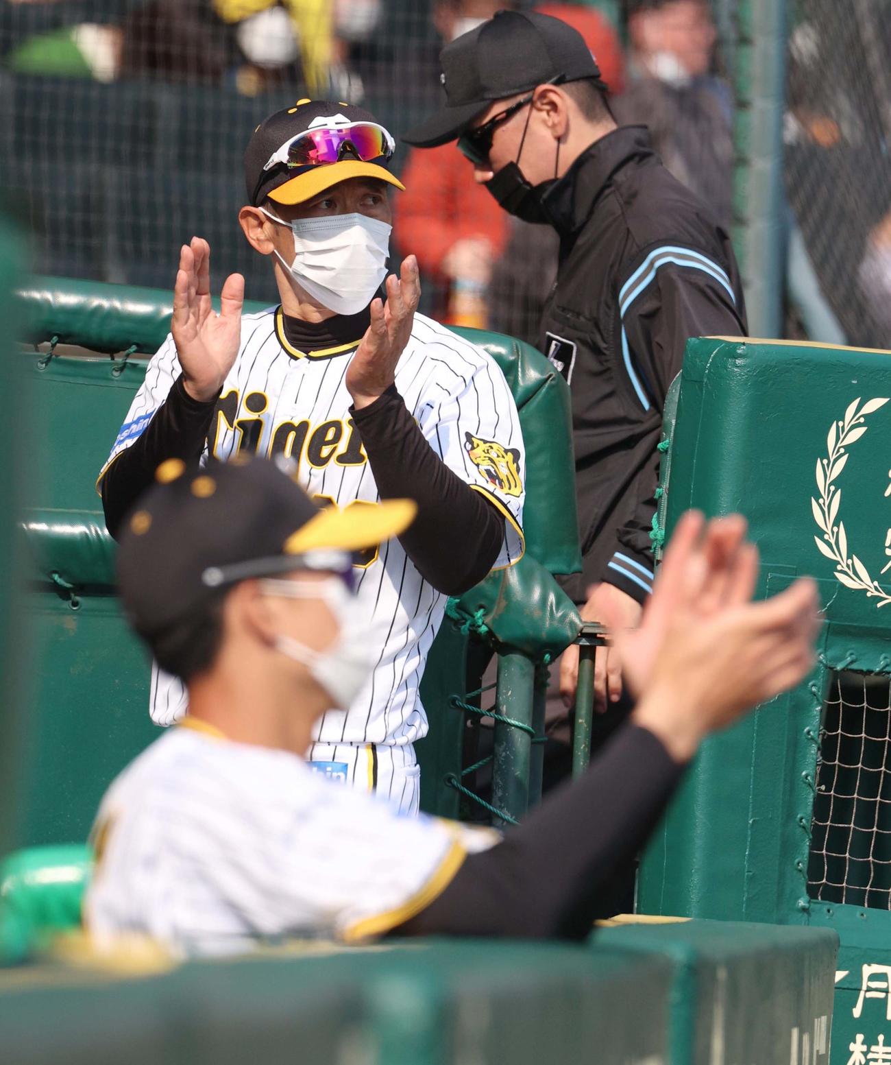 阪神対中日　5回、佐藤輝、大山の連打に拍手を送る矢野監督（撮影・上田博志）