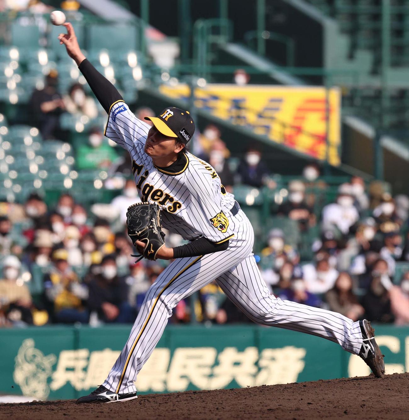 阪神対中日　阪神4番手で登板する小林（撮影・上田博志）