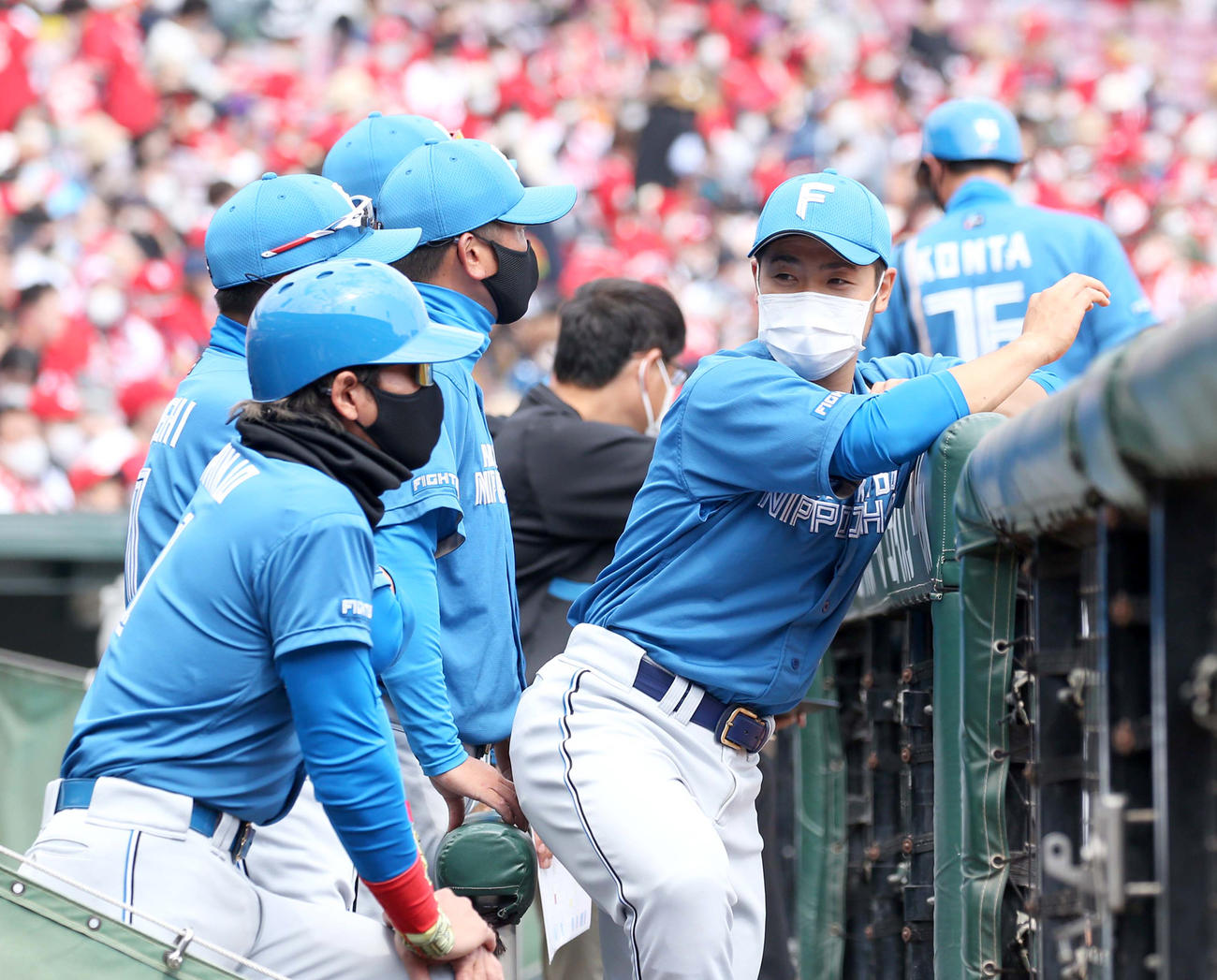 ベンチで新庄監督（左）と話す近藤（撮影・黒川智章）