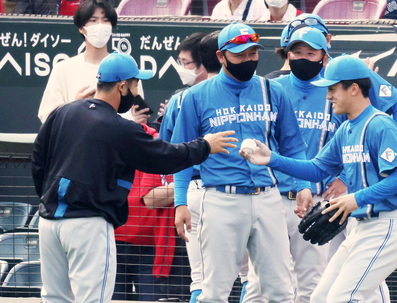 ウイニングボールを受け取る近藤「監督」（左）（撮影・加藤孝規）