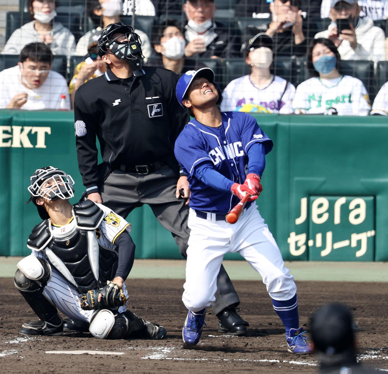 阪神対中日　4回表中日無死一塁、平田は左邪飛を打ち上げる（撮影・加藤哉）