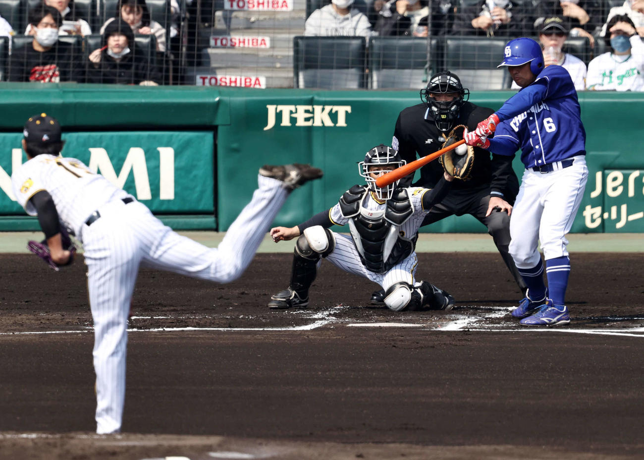 阪神対中日　1回表中日1死二塁、空振り三振に倒れる平田。投手藤浪（撮影・加藤哉）