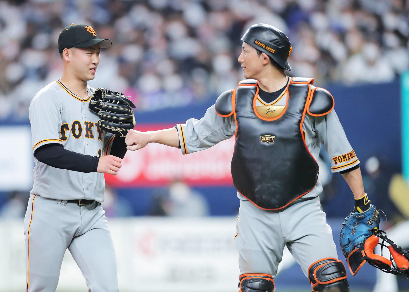 オリックス対巨人　　2回裏を抑え、ベンチに戻る山崎伊（左）と小林（撮影・河田真司）