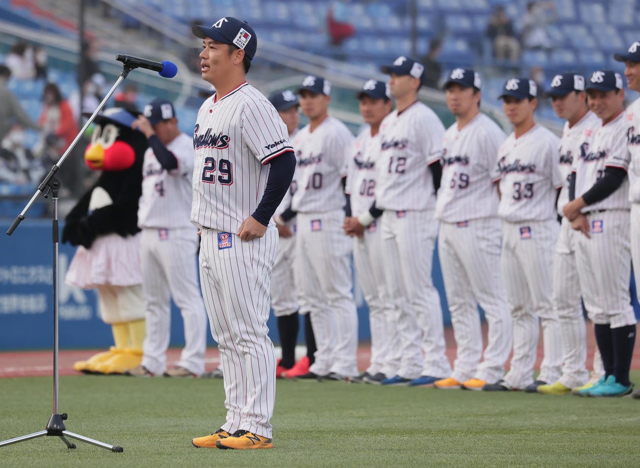 ヤクルト対ソフトバンク　試合後の出陣式であいさつするヤクルト選手会長の小川（撮影・野上伸悟）