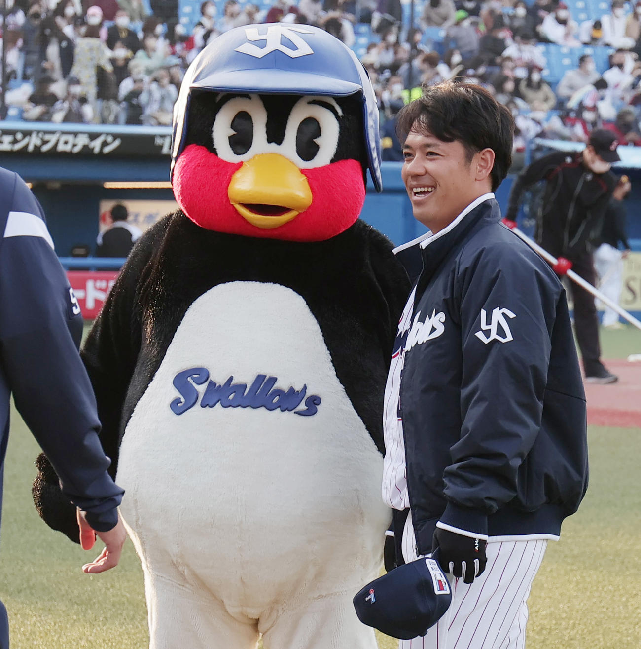 ヤクルト対ソフトバンク　試合後の出陣式を前に、つば九郎（左）と交わるヤクルト小川（撮影・野上伸悟）