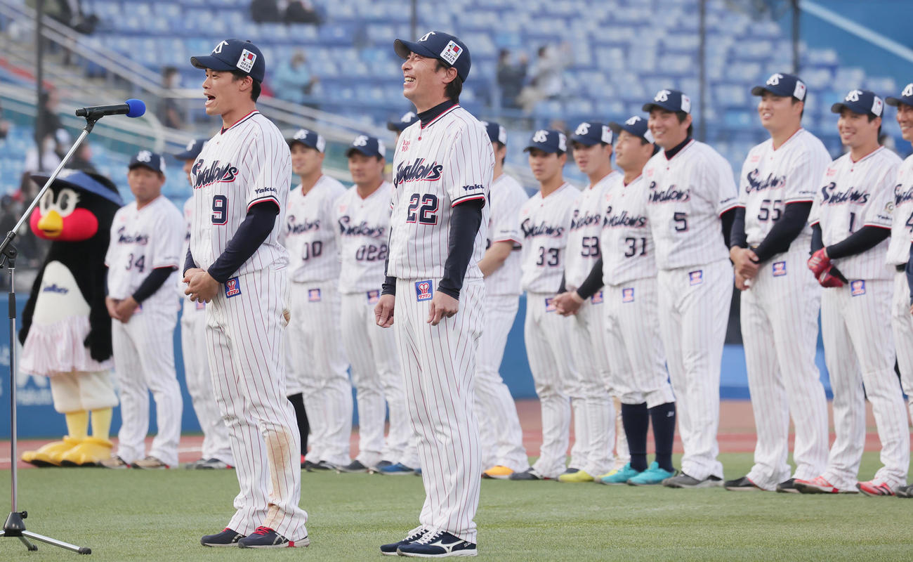 ヤクルト対ソフトバンク　試合後に行われた出陣式で、高津監督（手前右）からむちゃ振りされあいさつするヤクルト塩見（撮影・野上伸悟）