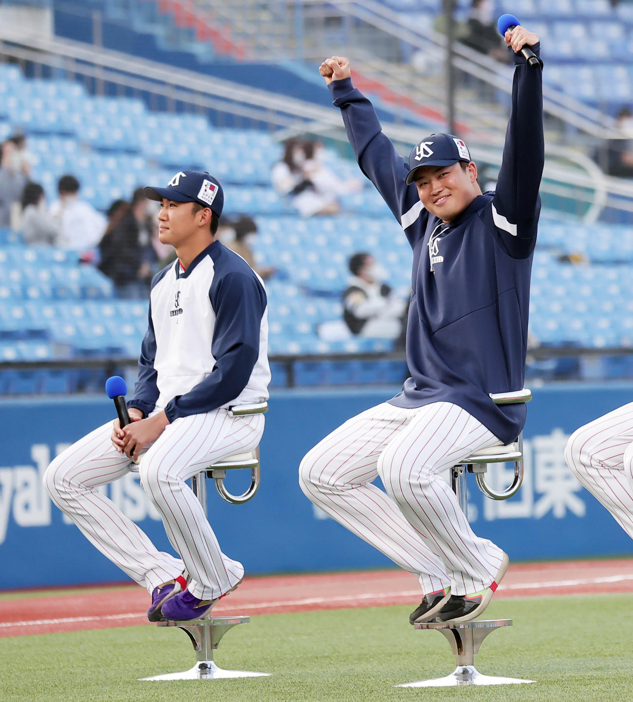 ヤクルト対ソフトバンク　試合後に行われたトークショーでガッツポーズのヤクルト村上。左は奥川（撮影・野上伸悟）