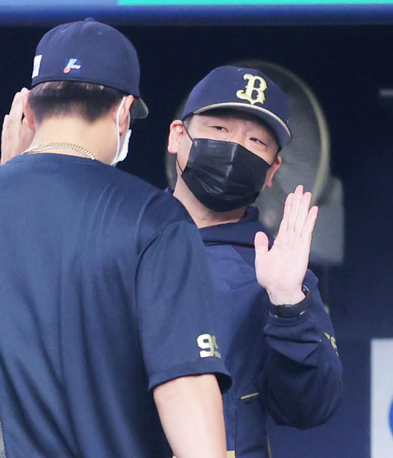オリックス対巨人　巨人に勝利し、選手を迎える中嶋監督（撮影・河田真司）