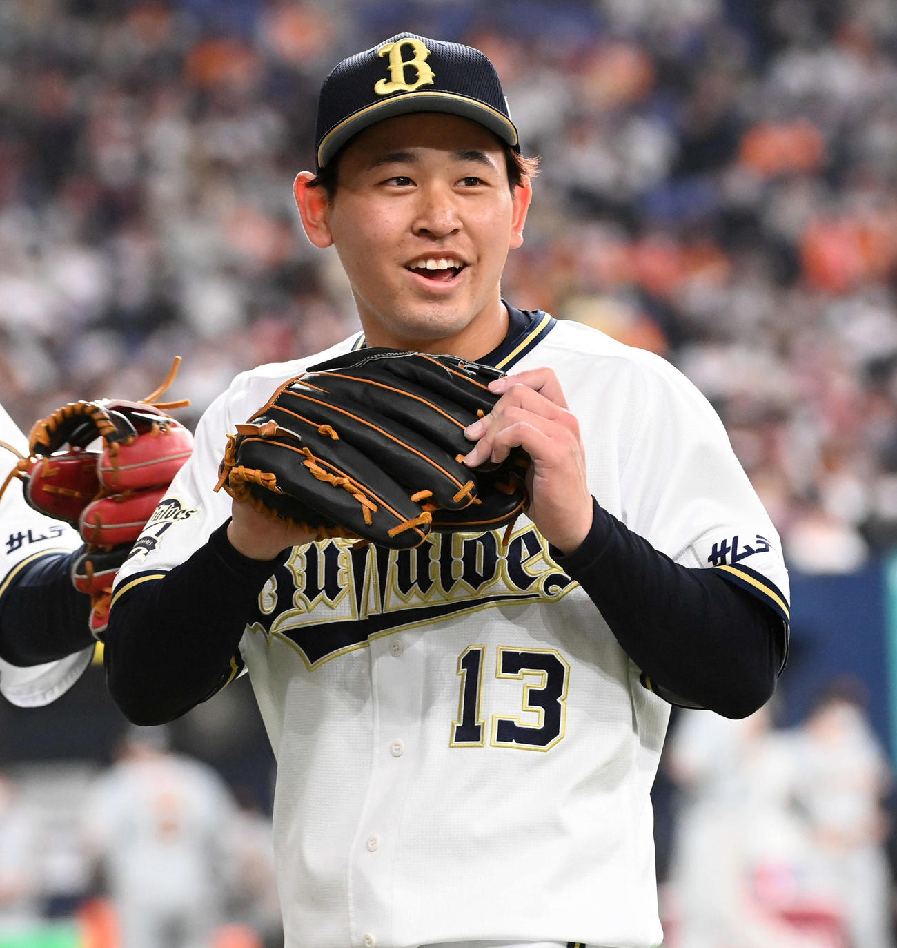 オリックス対巨人　1回表を終え、笑顔でベンチに戻るオリックス先発の宮城（撮影・前岡正明）