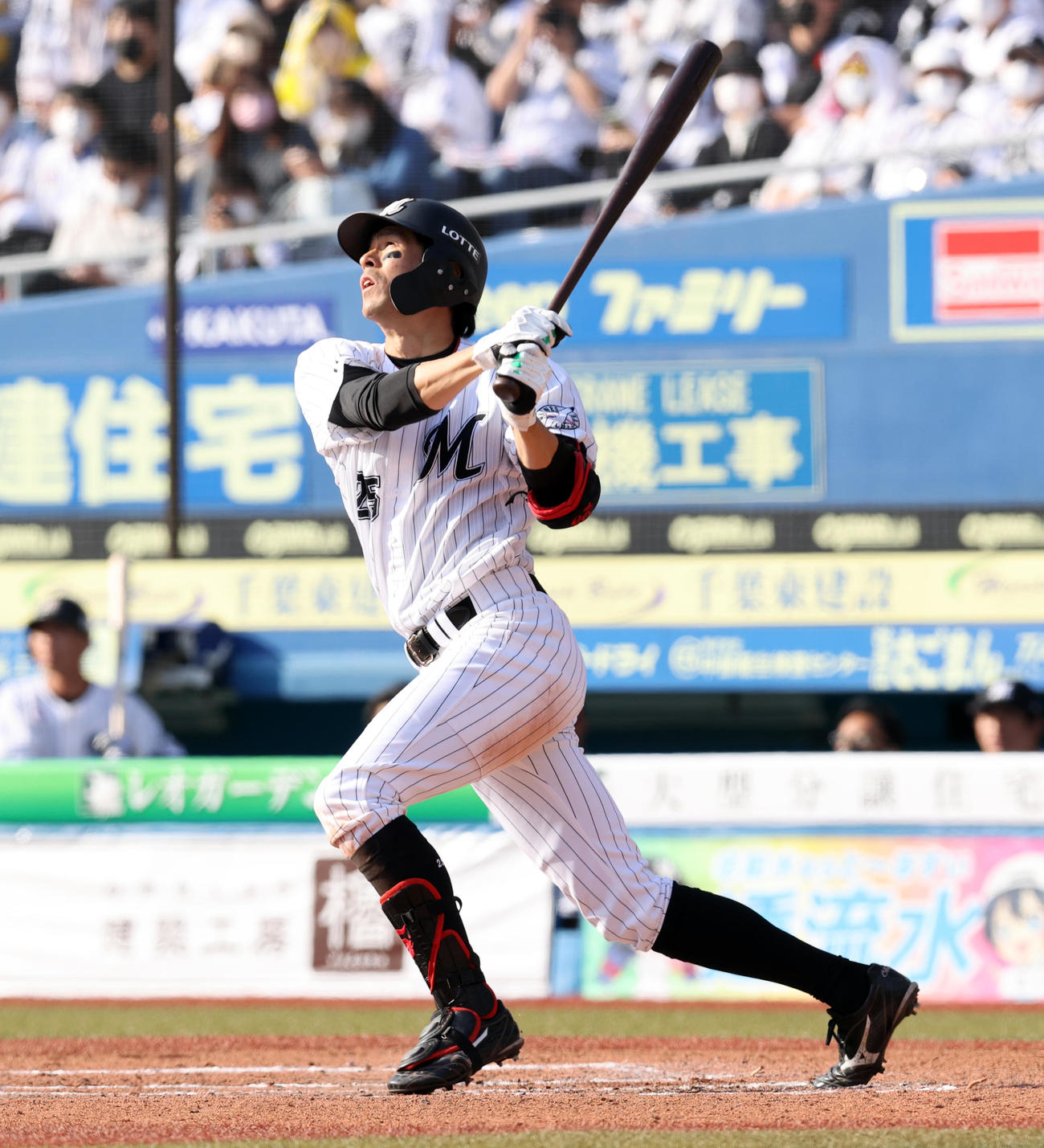 ロッテ対西武　7回裏ロッテ無死、岡は勝ち越しソロ本塁打を放つ（撮影・浅見桂子）