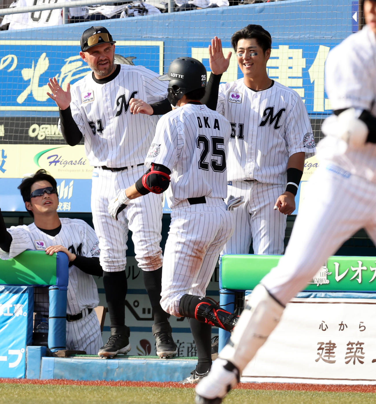 ロッテ対西武　7回裏ロッテ無死、岡（手前）が勝ち越しソロ本塁打を放ち、笑顔のハイタッチで迎えるレアード（左）と山口（撮影・浅見桂子）