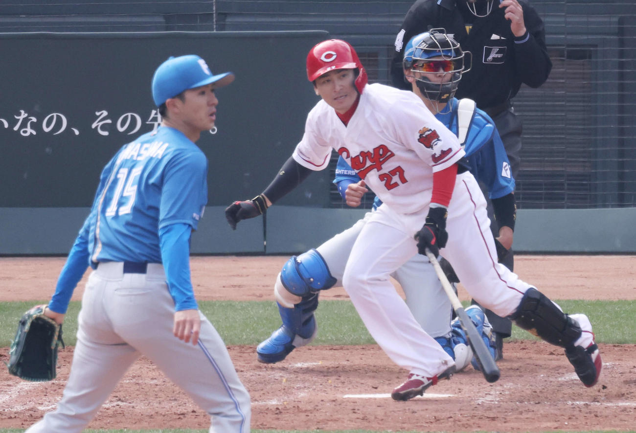 オープン戦広島対日本ハム　5回裏広島2死二塁、会沢は左前打を放つ。投手は上沢（撮影・加藤孝規）