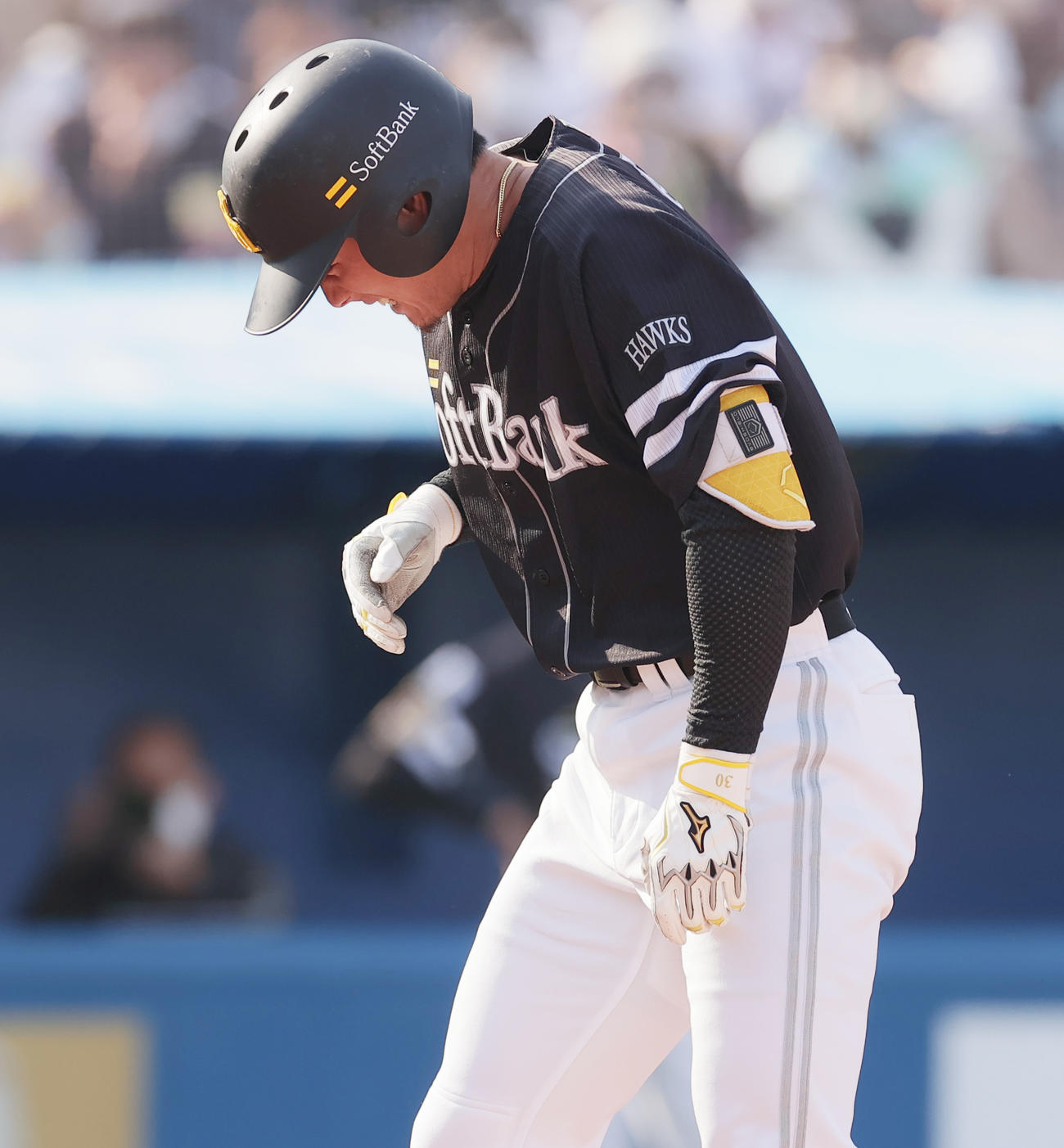 ヤクルヤクルト対ソフトバンク　5回表ソフトバンク2死二塁、右手に投球を受け交代となる佐藤（撮影・野上伸悟）