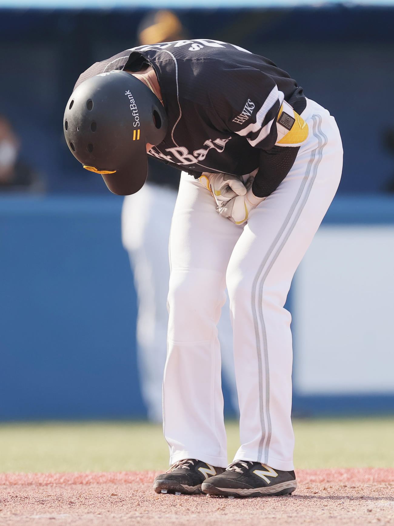 ヤクルヤクルト対ソフトバンク　5回表ソフトバンク2死二塁、右手に投球を受け交代となる佐藤（撮影・野上伸悟）