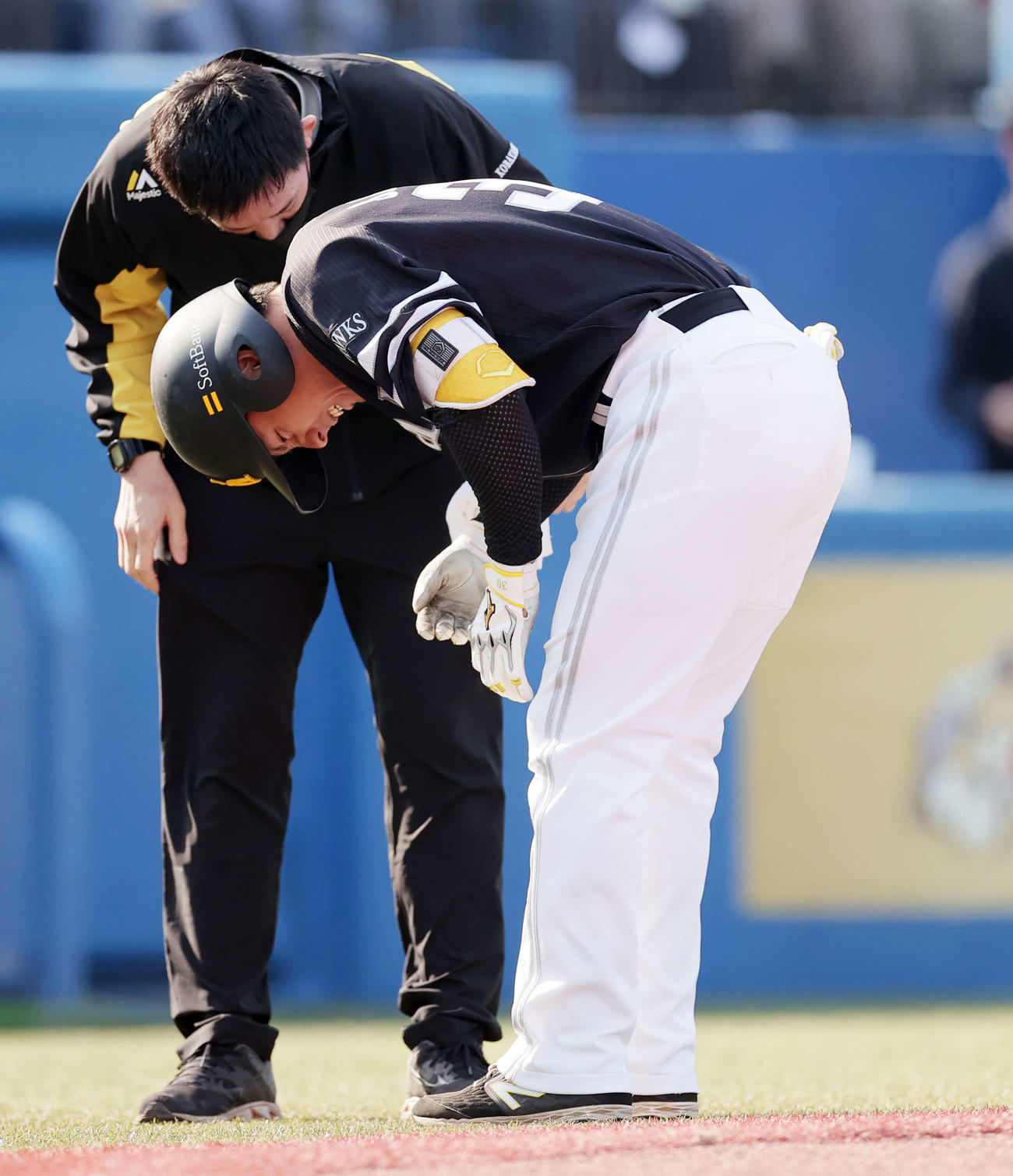 ヤクルヤクルト対ソフトバンク　5回表ソフトバンク2死二塁、右手に投球を受け交代となる佐藤（撮影・野上伸悟）