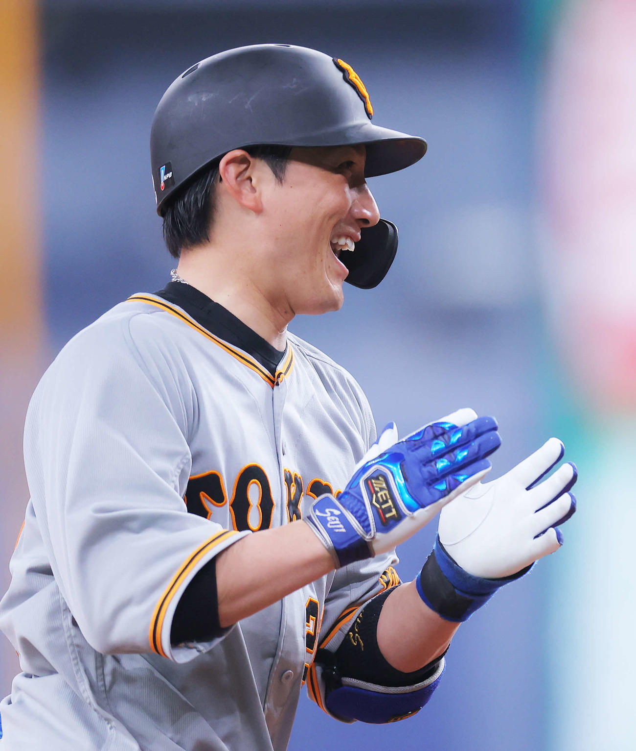 オリックス対巨人　6回表巨人1死、左越えソロ本塁打を放ち、笑顔で手をたたきながら三塁を回る小林（撮影・河田真司）