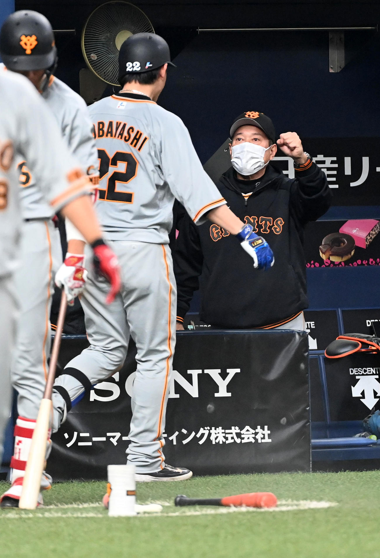 オリックス対巨人　6回表巨人1死、左越え本塁打を放った小林（左）を迎える原監督（撮影・前岡正明）