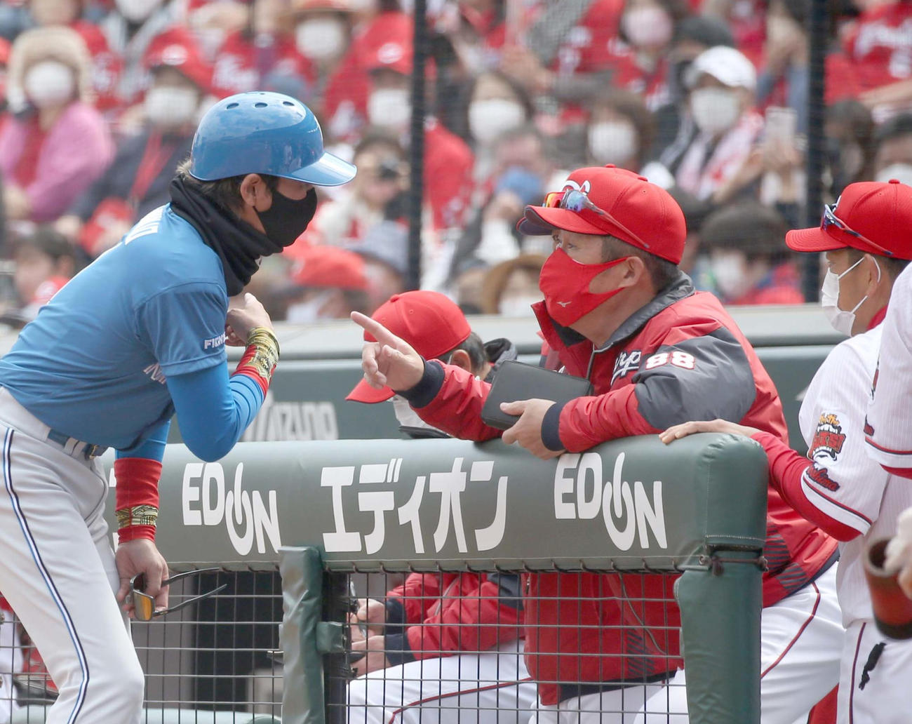 広島対日本ハム　1回表終了後、佐々岡監督（右）と話す新庄監督（撮影・黒川智章）