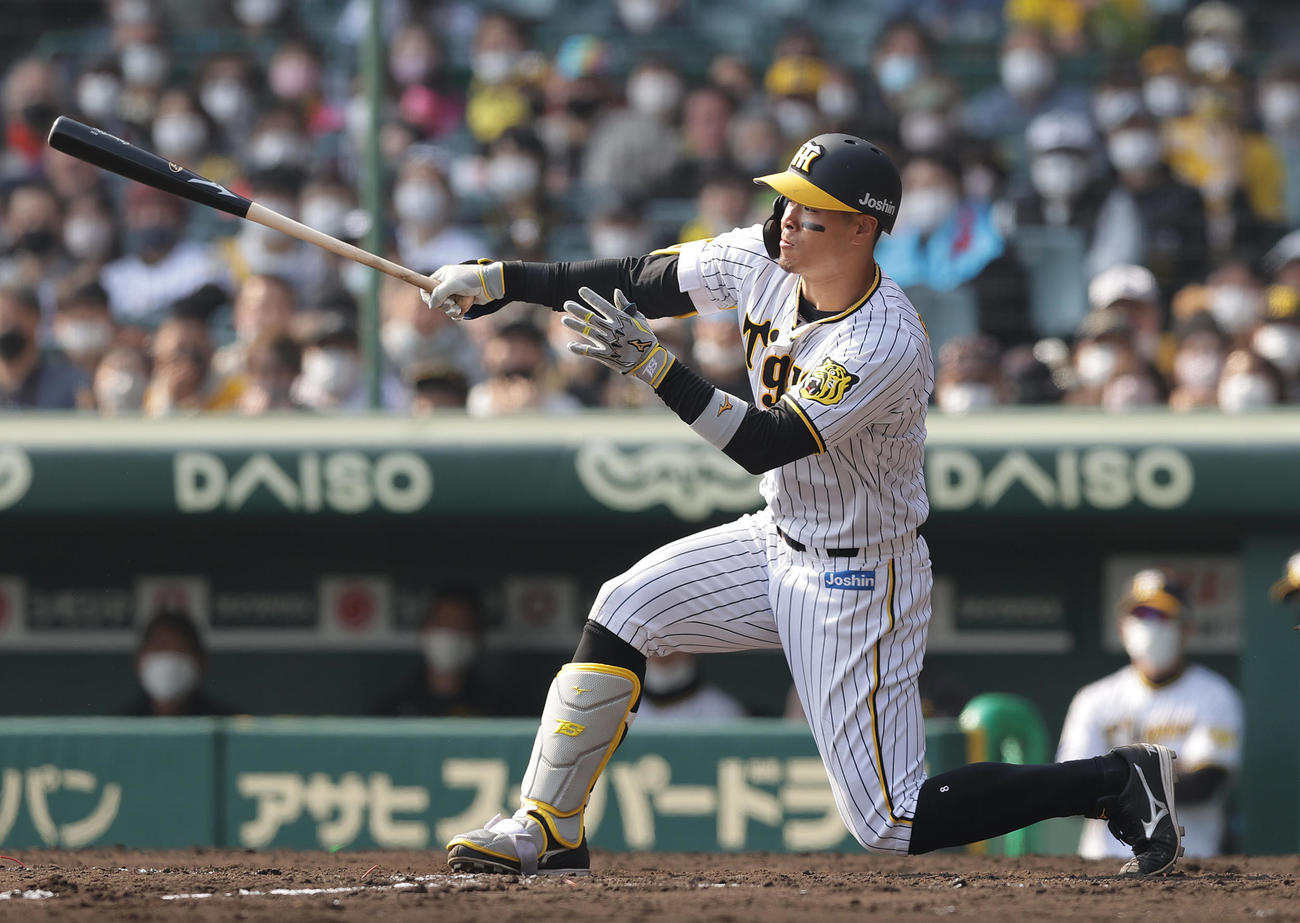 阪神対中日　5回裏阪神2死一塁、右前打を放つ佐藤輝（撮影・前田充）