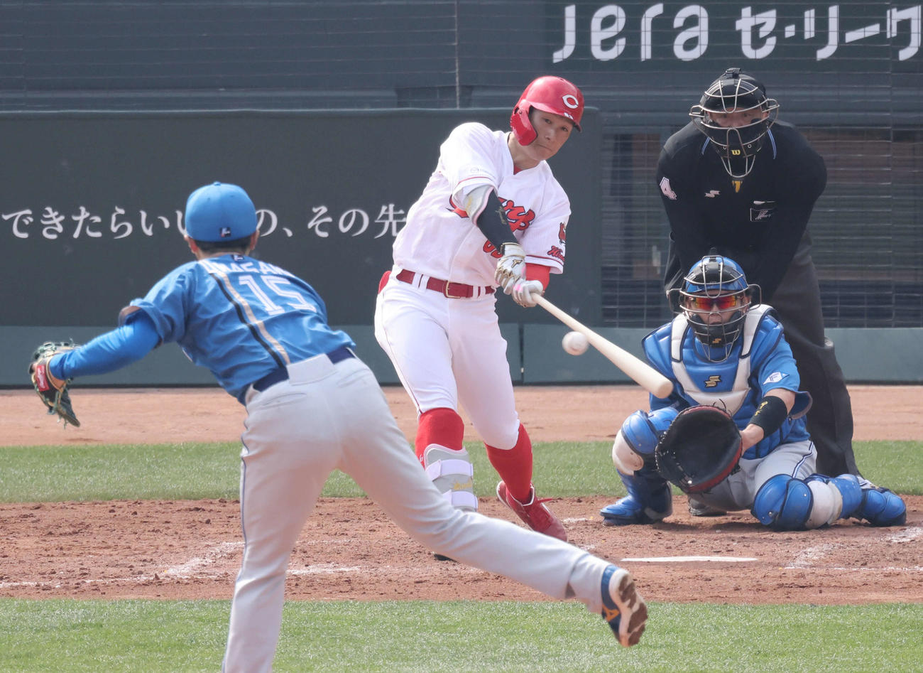 オープン戦広島対日本ハム　4回裏広島2死一、二塁、西川は右前打を放つ。投手は上沢（撮影・加藤孝規）