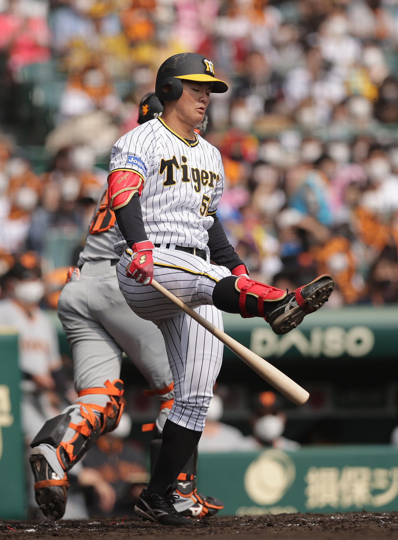 阪神対巨人　2回裏阪神2死二塁、空振り三振に倒れる前川（撮影・前田充）