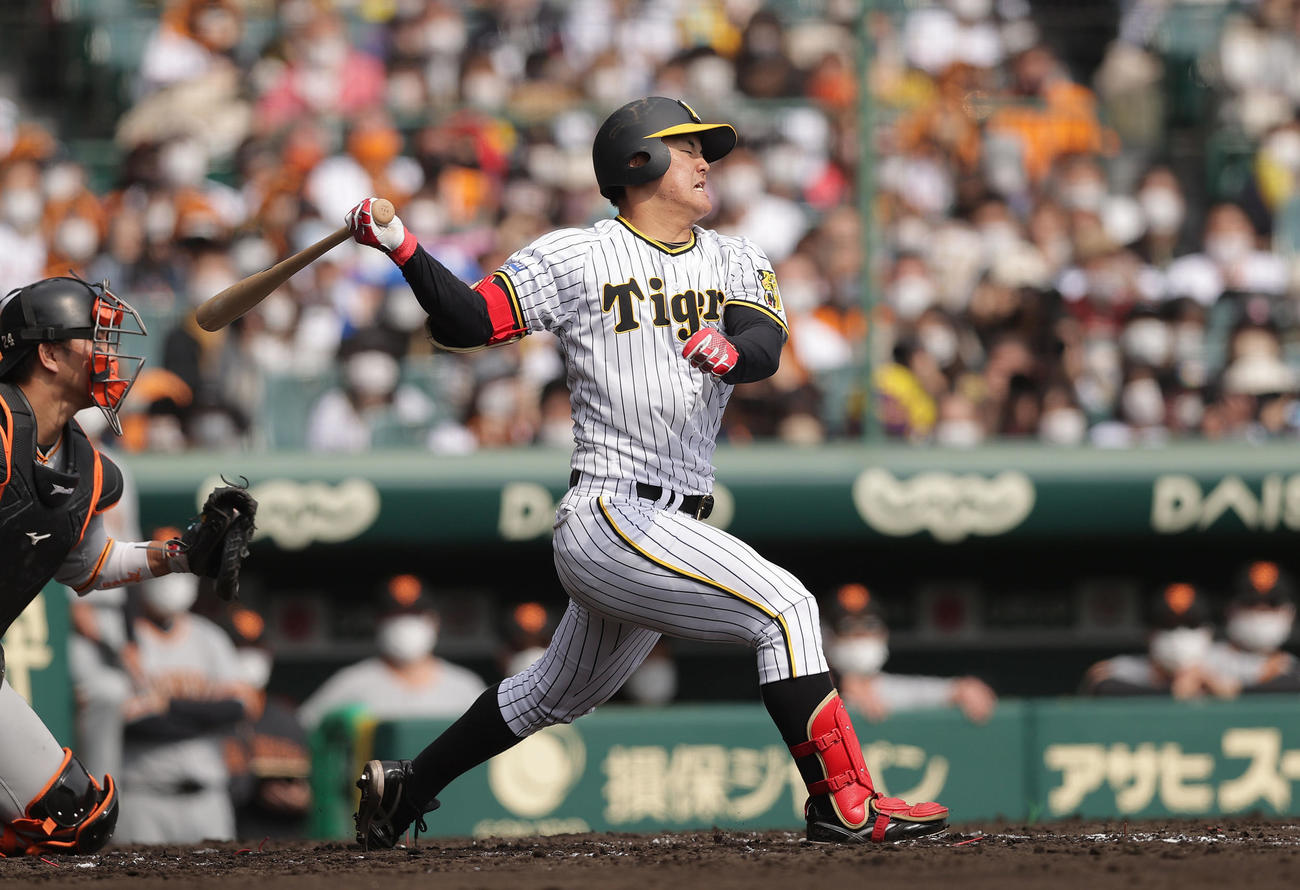 阪神対巨人　2回裏阪神2死二塁、空振り三振に倒れる前川（撮影・前田充）