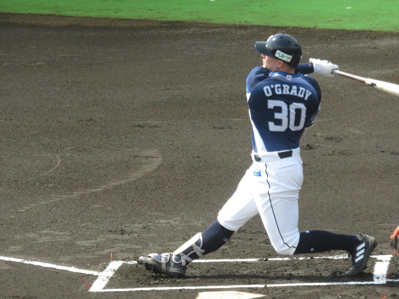春季教育リーグ　巨人西武戦　1回無死一塁、来日後初打席で中越えに適時二塁打を放った西武ブライアン・オグレディ外野手