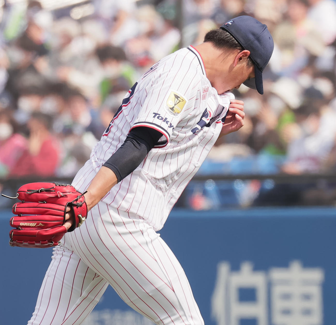 ヤクルト対ソフトバンク　1回表に4失点したヤクルト先発の高橋は、汗をふきながらベンチに戻る（撮影・野上伸悟）