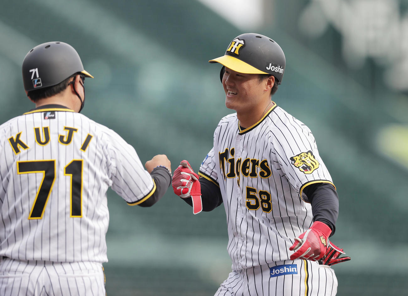 阪神対巨人　7回裏阪神1死一塁、右前打を放ち、笑顔で久慈コーチ（左）とグータッチする前川（撮影・前田充）