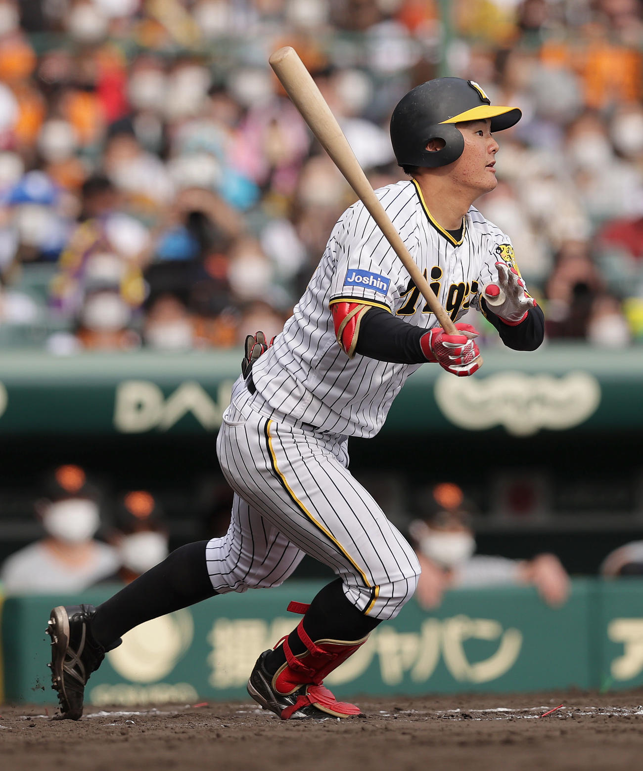 阪神対巨人　7回裏阪神1死一塁、右前打を放つ前川（撮影・前田充）