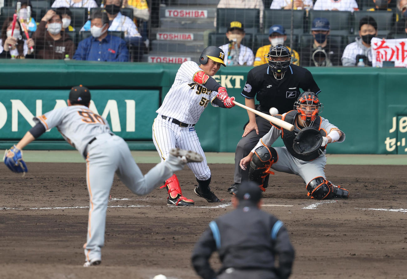 阪神対巨人　7回裏阪神1死一塁、前川は右前打を放つ（撮影・上山淳一）