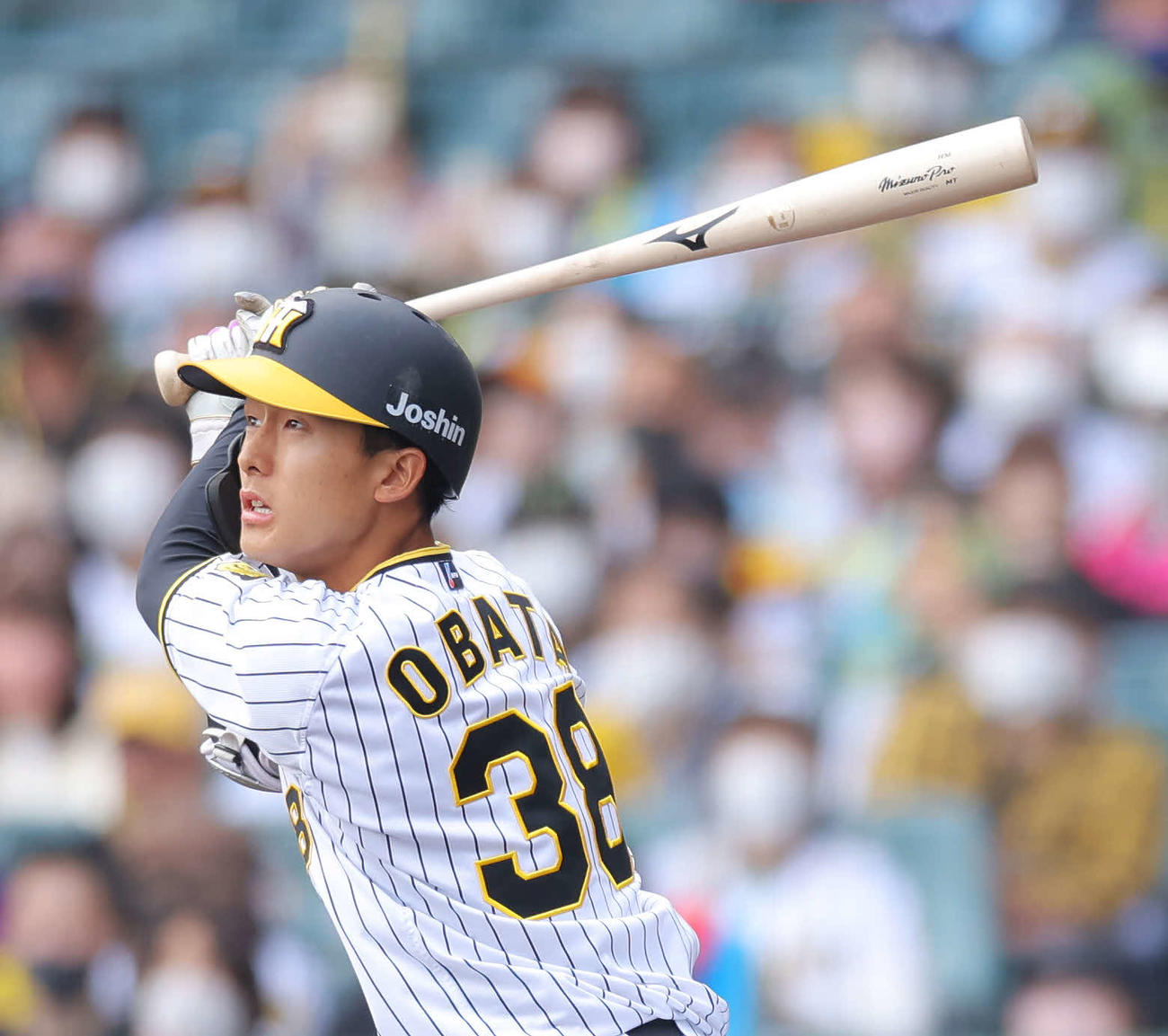 阪神対巨人　7回裏阪神2死一、二塁、左翼線に逆転適時二塁打を放つ小幡（撮影・河田真司）