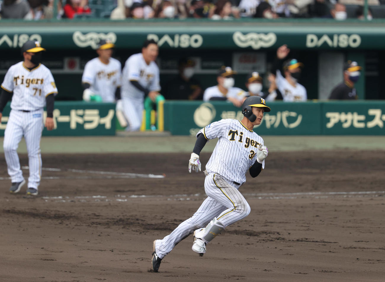阪神対巨人　7回裏阪神2死一、二塁、小幡は左に2点適時二塁打を放つ（撮影・上山淳一）